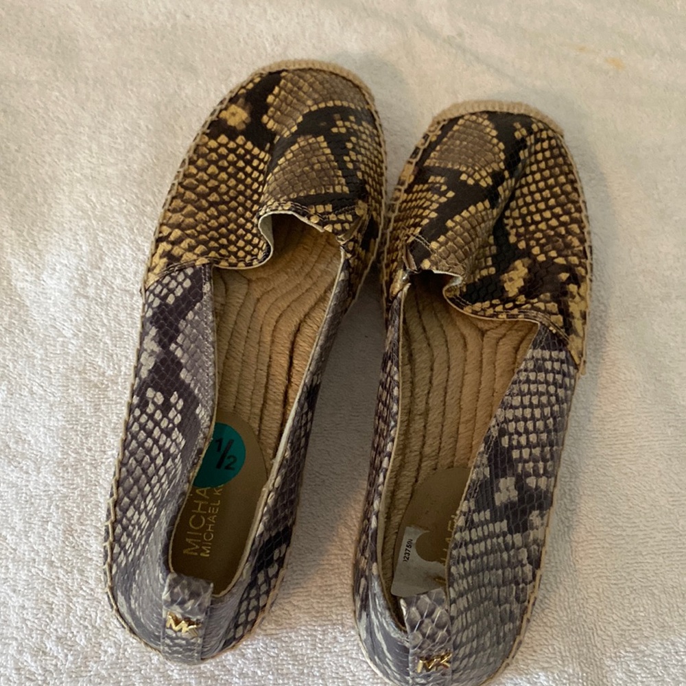 NEW Michael Kors 7.5 Sneak sprint Flats white some